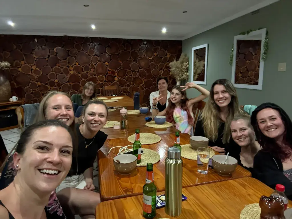 Helping Hands for Wildlife Südafrika Vervet Monkeys Volunteers gemeinsam essen