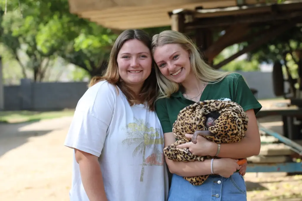 Helping Hands for Wildlife Südafrika Volunteers mit Affenbaby