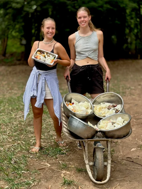 Helping Hands for Wildlife Südafrika Vervet Monkeys Volunteers bei der Fütterung
